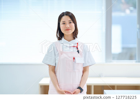 一位身穿白大褂和圍裙的女士 一位身穿白大褂和圍裙的女士 127718225