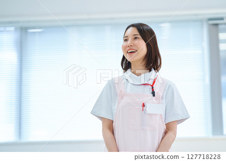 一位身穿白大褂和圍裙的女士 一位身穿白大褂和圍裙的女士 127718228