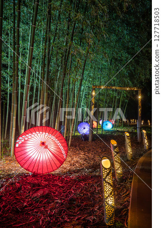 Illuminated bamboo lanterns and Japanese umbrellas in a bamboo forest (Takayamasha Shrine ruins, Fujioka, Gunma) 127718503
