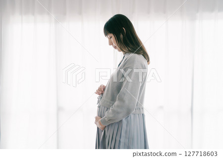 Feeling the baby move Feeling the baby move 127718603