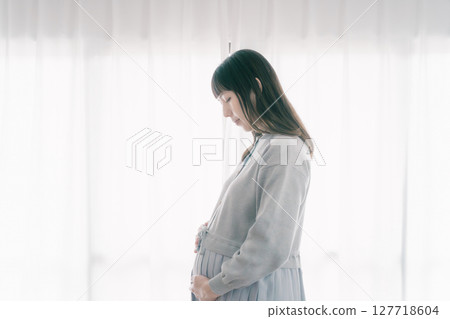 Feeling the baby move Feeling the baby move 127718604