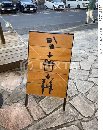 道路上安裝的象形文字 127718955