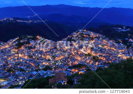 Night view of the city of Taxco, a tourist destination in Central America, Mexico 127719043