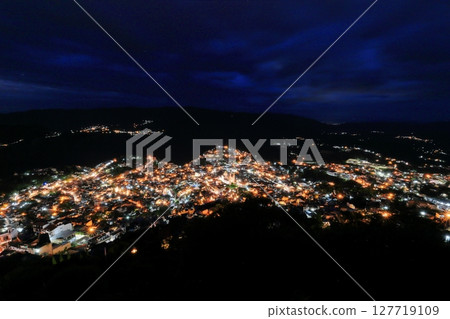 墨西哥中美洲旅遊勝地塔斯科市的夜景 127719109