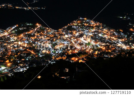 墨西哥中美洲旅遊勝地塔斯科市的夜景 127719110