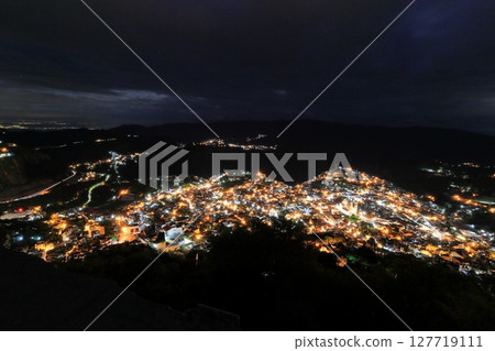 墨西哥中美洲旅遊勝地塔斯科市的夜景 127719111