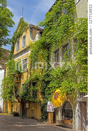 Lantern and historic facades in Meersburg old town 127719852