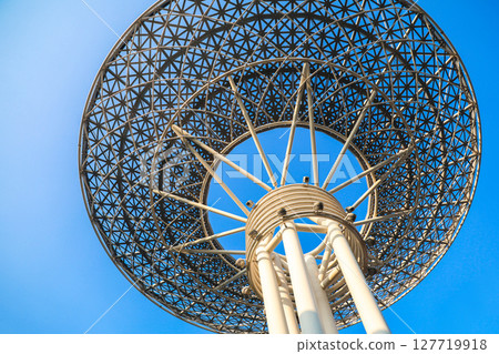 Huge mushroom-shaped street light in Dubai 127719918