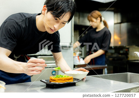 一名男子在酒吧做飯 127720057