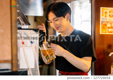 一個男人倒了啤酒 127720058