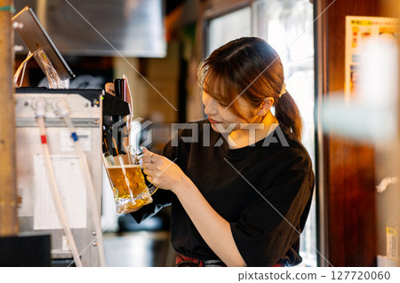 在酒吧工作的女人 127720060