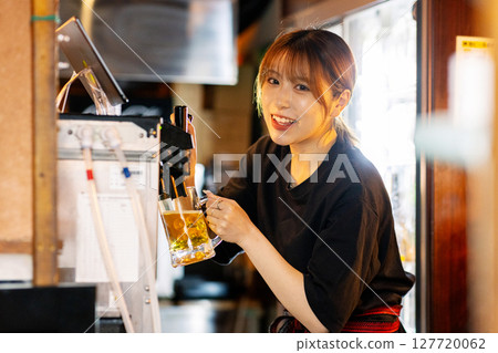 在酒吧工作的女人 127720062