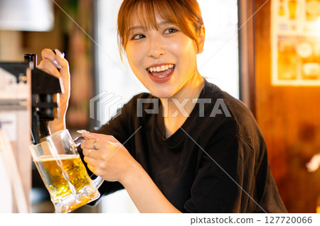 在酒吧工作的女人 127720066