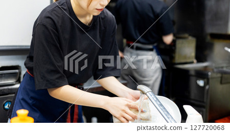 一名男子在酒吧做飯 127720068