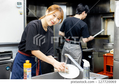 一名男子在酒吧做飯 127720069