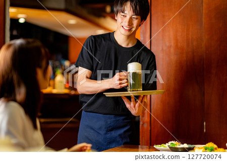 在居酒屋打工的男士 在居酒屋打工的男士 127720074