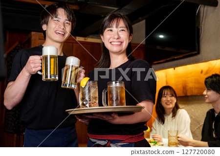 Image of a part-time job at an izakaya Image of a part-time job at an izakaya 127720080