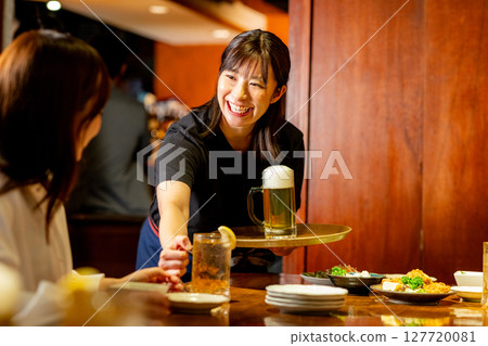 Image of a part-time job at an izakaya 127720081