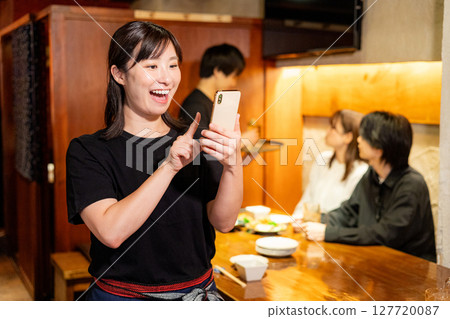 Image of a part-time job at an izakaya 127720087