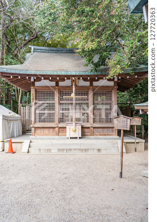 Nishinomiya Shrine (the head shrine of Ebisu Shrine) Sub-shrine: Okuninushi Nishi Shrine (God of Matchmaking) Nishinomiya Shrine (the head shrine of Ebisu Shrine) Sub-shrine: Okuninushi Nishi Shrine (God of Matchmaking) 127720363