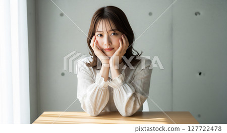 一位外表自然的日本年輕女子的肖像 127722478