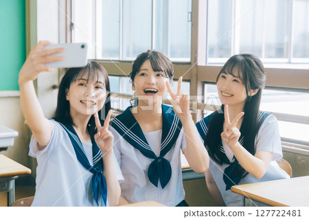 三名高中女生在教室裡自拍 127722481