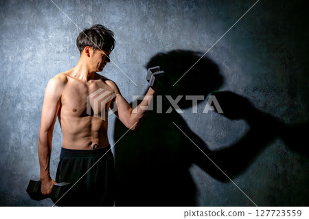 用啞鈴訓練肌肉的男人 127723559