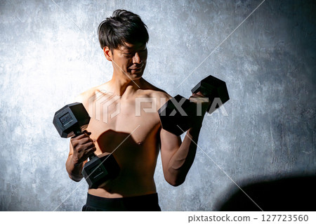 用啞鈴訓練肌肉的男人 127723560