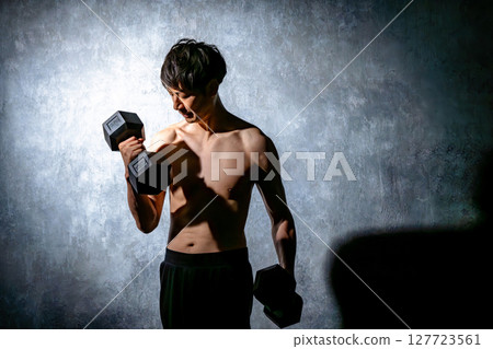 用啞鈴訓練肌肉的男人 127723561