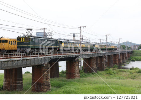 沙龍車 Naniwa,由 EF65 1124 號牽引 沙龍車 Naniwa,由 EF65 1124 號牽引 127725821