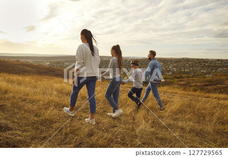 Happy Family Vacation Weekend Stroll 127729565
