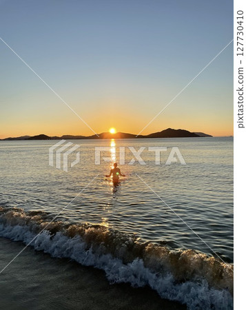 九州海。夕陽、人群和海浪 127730410