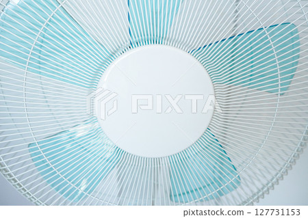 電風扇特寫。暑假、省電、降溫、回家的畫面。 127731153