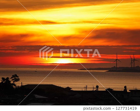 Kaike Coast dyed in the morning glow 127731419