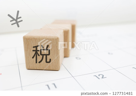 A calendar and block composition that makes you aware of tax payment deadlines and tax returns 127731481