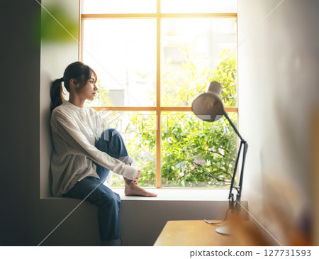 在窗台上的女人肖像 127731593