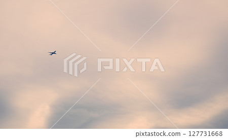 日落天空和噴射機的輪廓 127731668