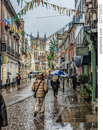 Cambridge, UK - MAY 03 2024 : street scenes in Cambridge, UK. It's a university city and the county town of Cambridgeshire, England. 127732072