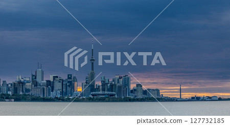 city of toronto skyline and street views 127732185