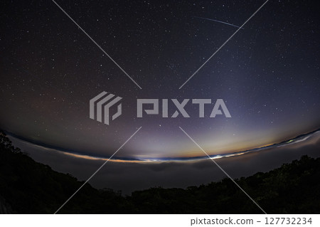 Autumn starry scenery: The Big Dipper and the spring curve in the cloudy sky 127732234