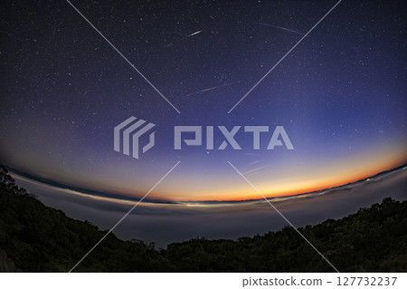 秋季星空：黎明天空的金牛座流星雨伴著雲海 127732237