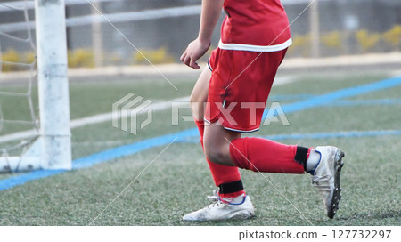 Soccer player who kicks the ball 127732297