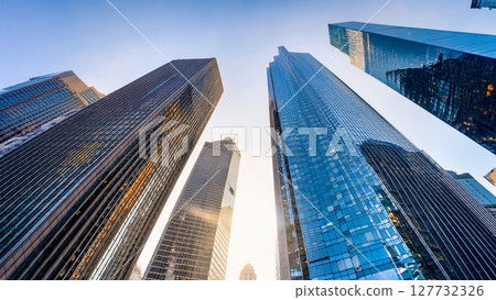仰望摩天大樓 127732326