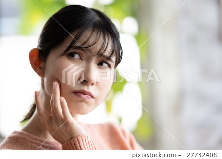 Women's gesture 127732408