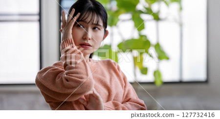 Women's gesture 127732416