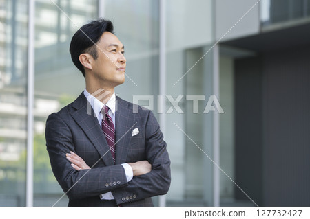 一位 40 多歲的商人交叉雙臂的側面像 127732427