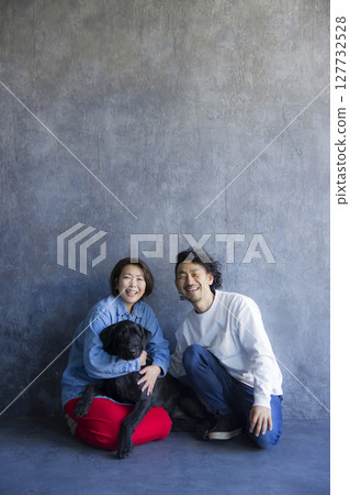 夫婦與寵物狗 127732528