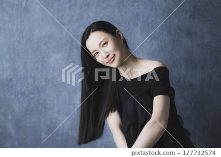 一位身穿黑色露肩裝的女士 127732574