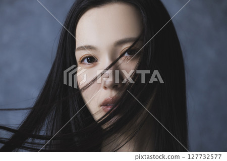 一位身穿黑色露肩裝的女士 一位身穿黑色露肩裝的女士 127732577