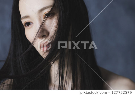 一位身穿黑色露肩裝的女士 一位身穿黑色露肩裝的女士 127732579